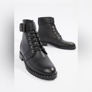 Size 6. Excellent condition.